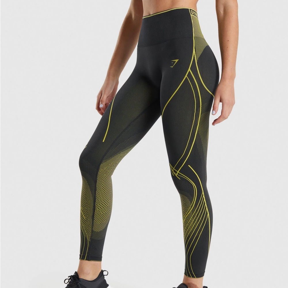 Gymshark women’s Apex Seamless High Rise Leggings Black and Yellow size L